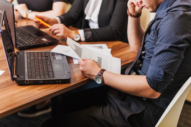 Collega&#39;s die samenwerken op kantoor