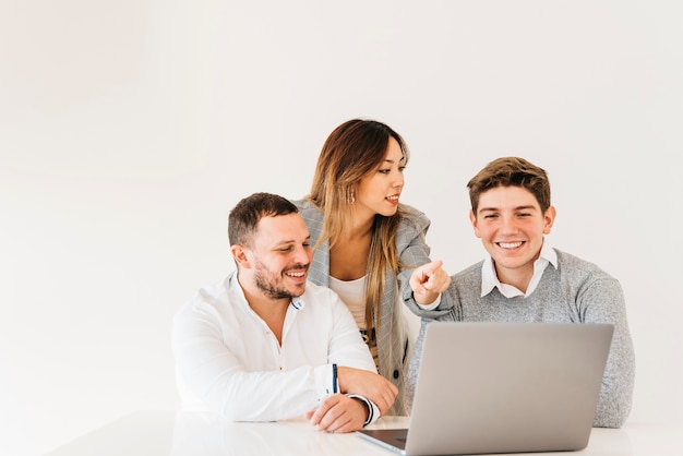 Gratis foto collega's die stagiair in bureau onderwijzen