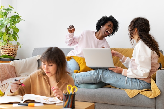 Collega's die teamwerk doen voor een project