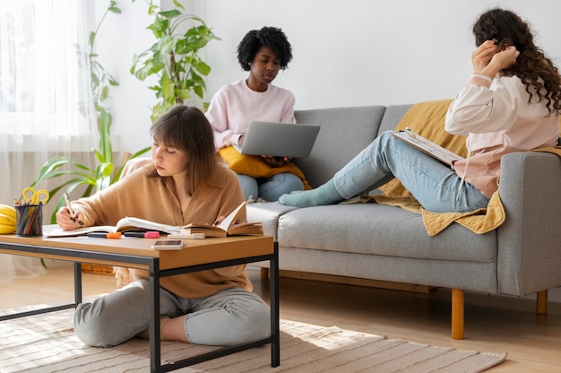 Collega's die teamwerk doen voor een project