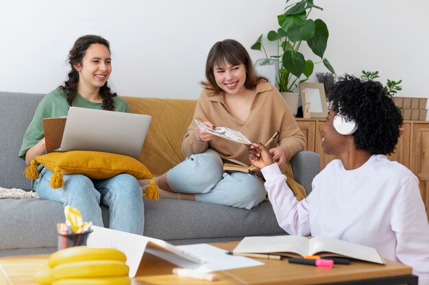 Collega's die teamwerk doen voor een project