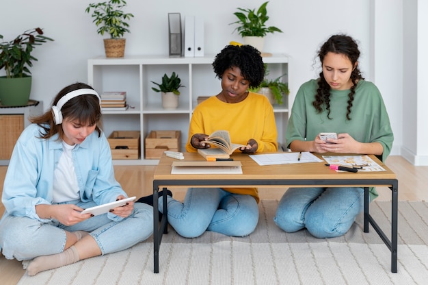 Collega's die teamwerk doen voor een project