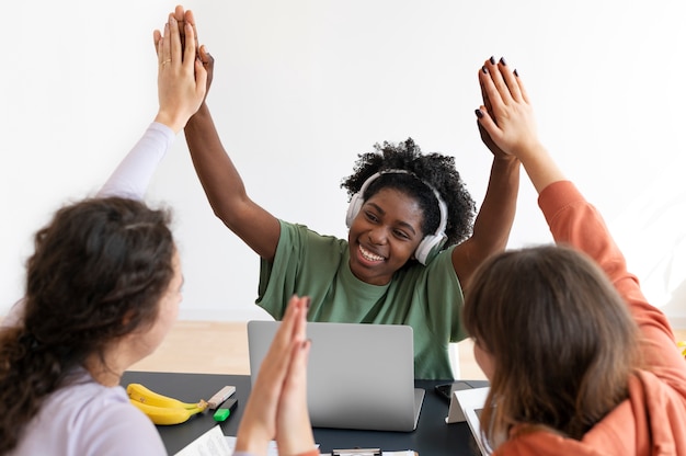 Collega's die teamwerk doen voor een project