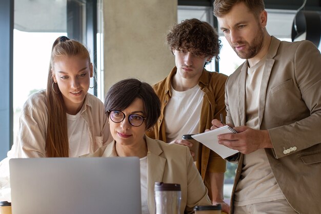 Collega's die werken in een gezellig vooraanzicht van het kantoor