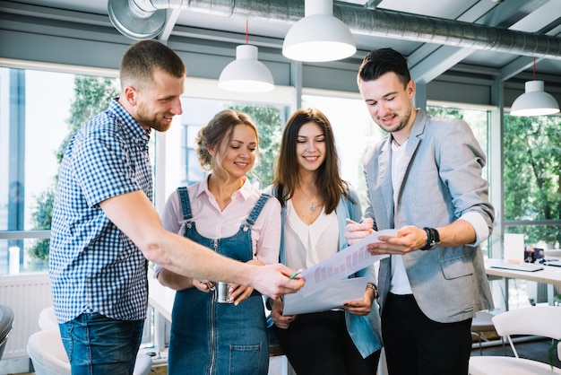 Collega's die werkplannen bespreken