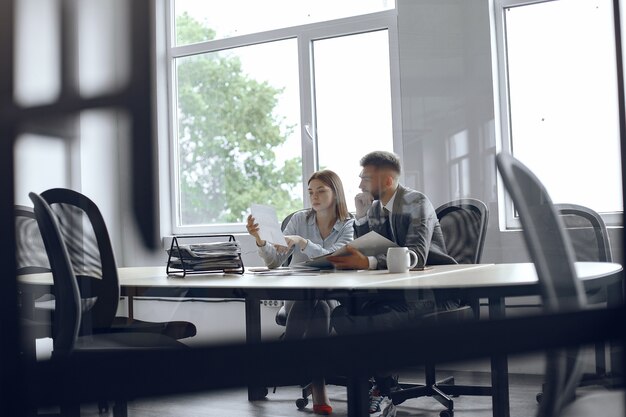 Collega's drinken koffie. Zakenpartners tijdens een zakelijke bijeenkomst. Man en vrouw zitten aan de tafel