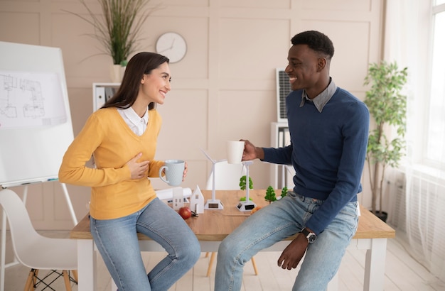 Collega's genieten van een kopje koffie