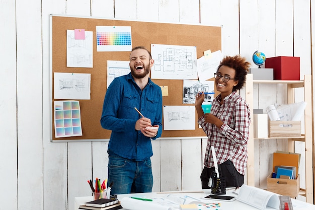 Collega's glimlachen, spreken en bespreken nieuwe ideeën