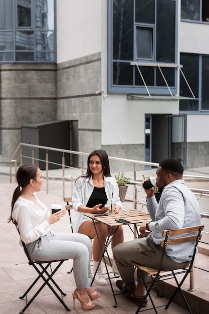 Collega's hebben een pauze van hun werk buiten aan tafel