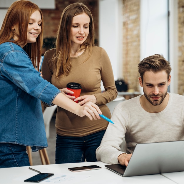 Collega's hebben samen een zakelijke bijeenkomst