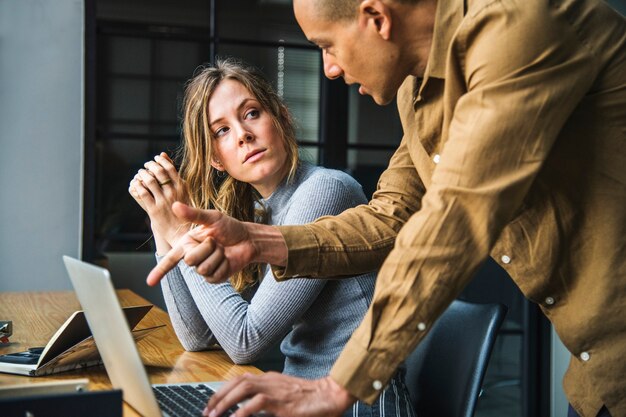 Collega&#39;s in een zakelijke discussie