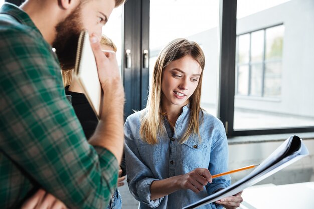 Collega's in office praten met elkaar houden map