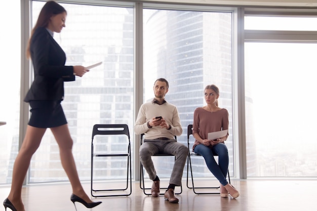 Collega&#39;s kijken naar ingehuurde gepromote blije collega met haat jaloezie