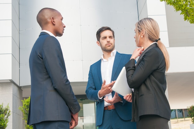 Collega's praten met elkaar