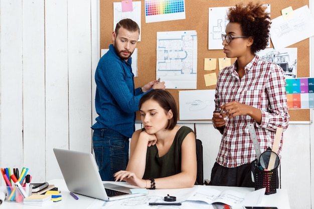 Collega's spreken, tekeningen bespreken, nieuwe ideeën op kantoor