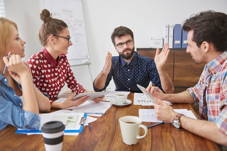 Gratis Foto collega's team werkt. brainstormen concept