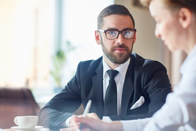 Collega's tijdens vergadering