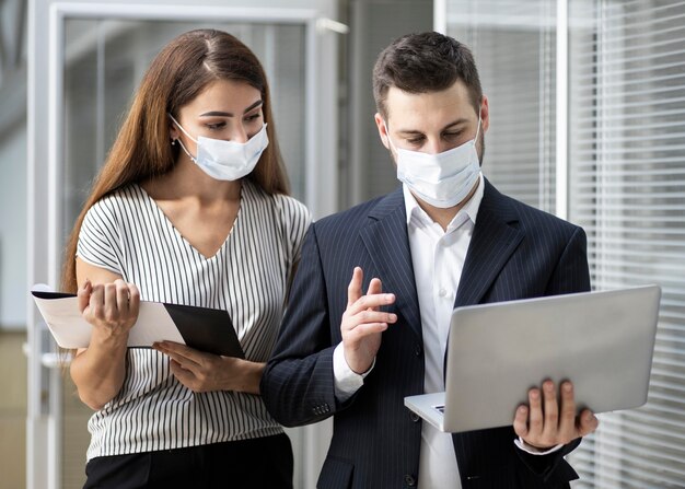 Collega's videoconferenties samen