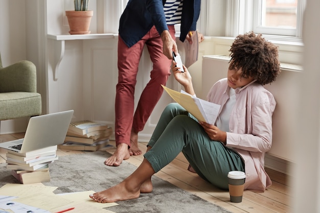 collega's werken problemen tijdens mobiele gesprekken