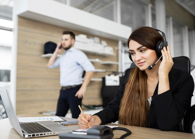 Gratis foto collega's werken samen op kantoor