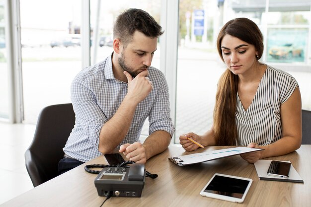 Collega's werken samen op kantoor