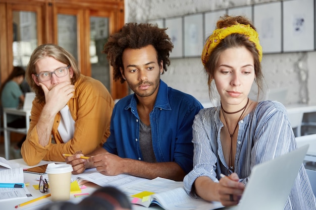 Gratis foto collega's werken samen terwijl ze in café zitten