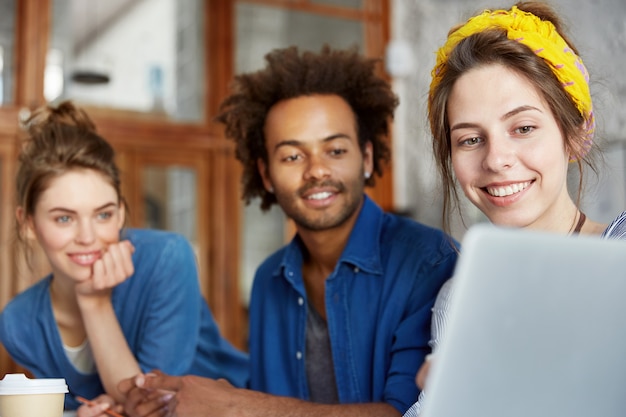 Collega's werken samen terwijl ze in café zitten