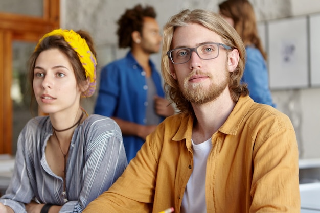 Gratis foto collega's werken samen terwijl ze in café zitten