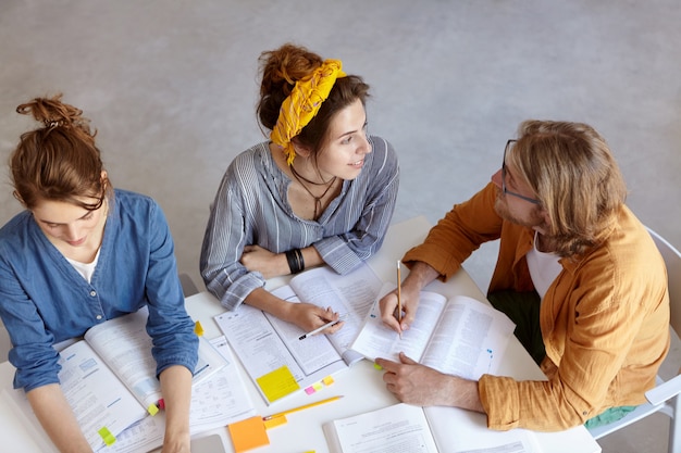 Collega's werken samen terwijl ze in café zitten