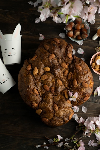 Gratis foto colomba met amandelen en bloemen bovenaanzicht