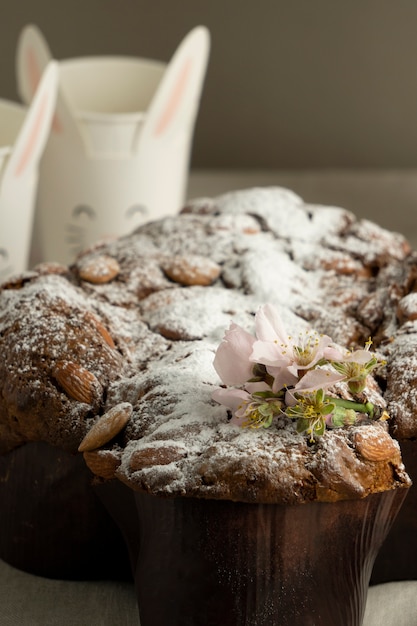 Gratis foto colomba met poeder en bloem hoge hoek