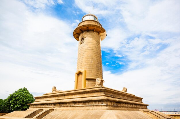 Colombo lighthouse is een vuurtoren in colombo, sri lanka. vuurtoren is gelegen op galbokka point ten zuiden van de haven van colombo
