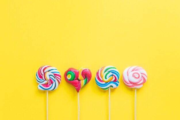 Colouful Lollipops op gele achtergrond