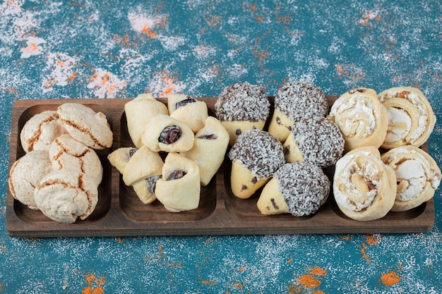 Combinatie van cacao- en boterkoekjes in een houten schaal.