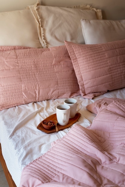 Comfortabel bed met een hoge hoek en een koffiekopje