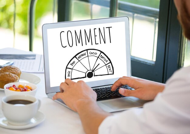 Commentaartekst en beoordelingen grafisch op laptopscherm met handen