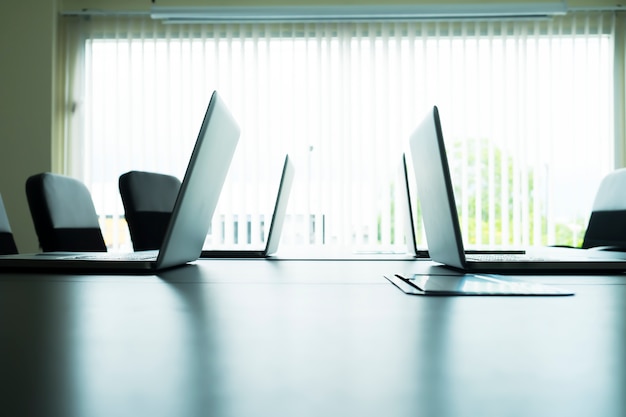 Computer laptops op tafel in vergaderzaal.