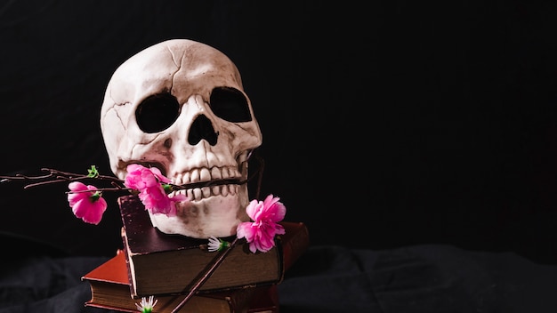 Gratis foto concept met schedel en bloemen