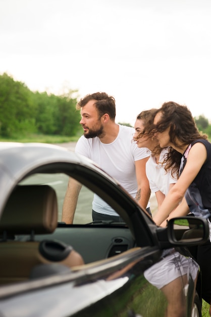 Concept road trip met een groep vrienden