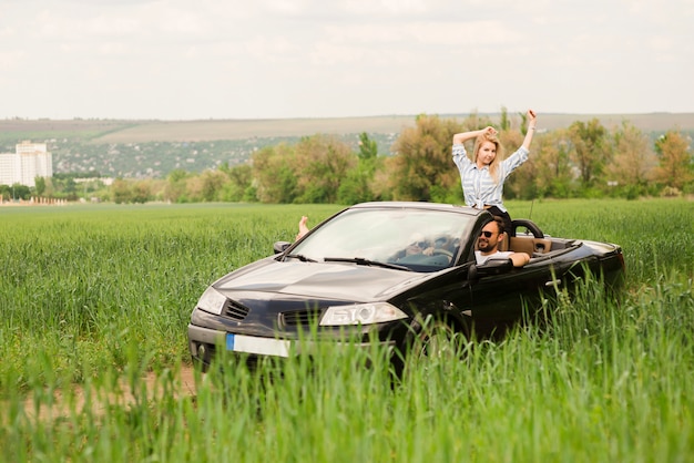 Concept road trip met een groep vrienden