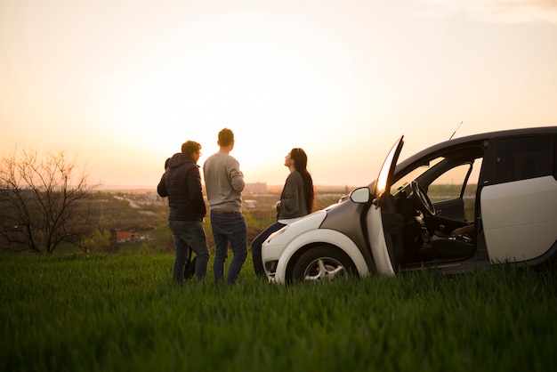 Concept road trip met een groep vrienden