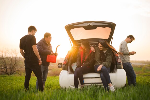 Concept road trip met een groep vrienden