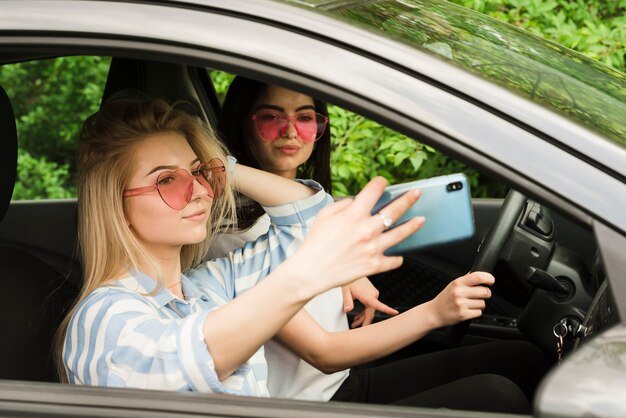 Concept road trip met een groep vrienden