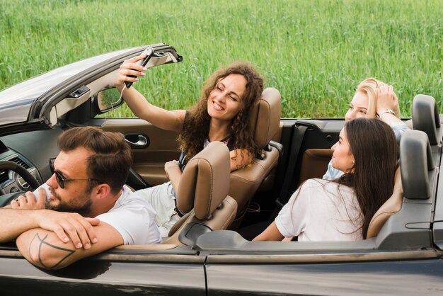 Concept road trip met een groep vrienden