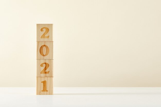 Concept van een nieuw jaar - houten kubussen met nummers 2021