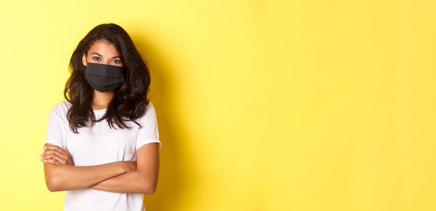 Concept van een pandemie van het coronavirus en levensstijlportret van een jonge Afro-Amerikaanse vrouw met een zwart gezicht