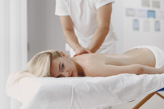 Concept van gezondheidszorg en vrouwelijke schoonheid. Masseuses maken een massage van een meisje. Vrouw in een kuuroordsalon.