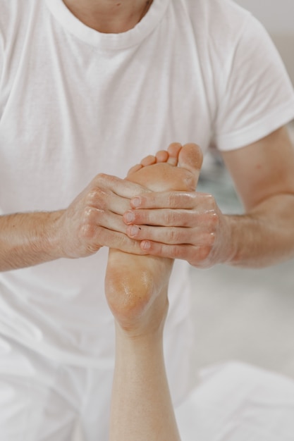 Concept van gezondheidszorg en vrouwelijke schoonheid. masseuses maken een massage van een meisje. vrouw in een kuuroordsalon.