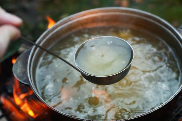 Concept van het koken van soep op het vuur