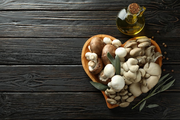 Concept van lekker eten met champignons op houten achtergrond Premium Foto